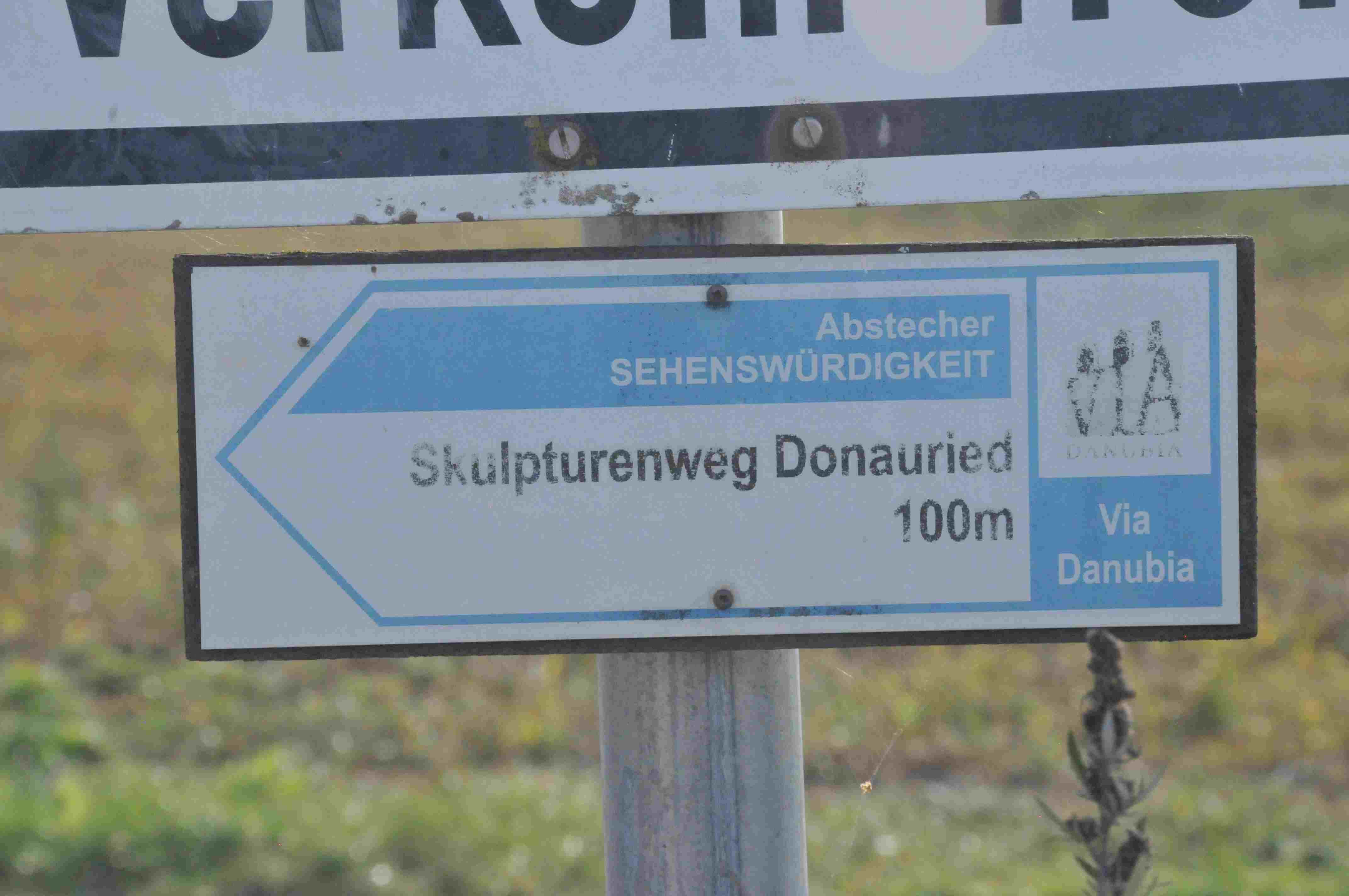 Skulpturenweg Donauried Pfaffenhofen Wegweiser von der Via Danubia